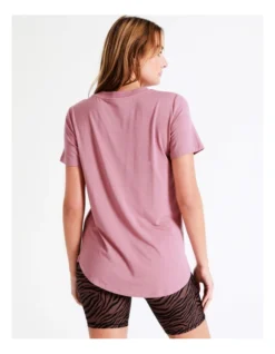 Chloe & Lola Sydney High Low Logo Tee In Pink -Chloe Sales Store 936596080 936961660 7 1 720x928