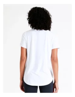 Chloe & Lola Sydney High Low Logo Tee In White -Chloe Sales Store 936596080 937042390 6 720x928