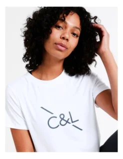 Chloe & Lola Sydney High Low Logo Tee In White -Chloe Sales Store 936596080 937042390 7 720x928